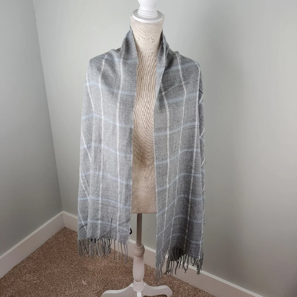 Banana Republic Women's Scarf or Wrap. Fringed Hem. Very Versatile. One Size